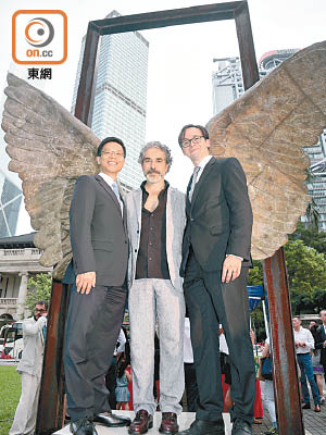 梁敬國（左）、雕塑家馬林（中）同墨西哥駐港總領事馬德明（右）主持「墨西哥之翼」展覽開幕儀式。（徐家浩攝）