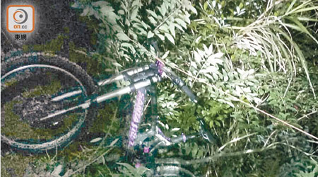 死者的單車掛於樹上。（讀者提供）