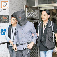 劫案其中一名南亞疑犯被押返南昌邨住所調查。（梁卓明攝）