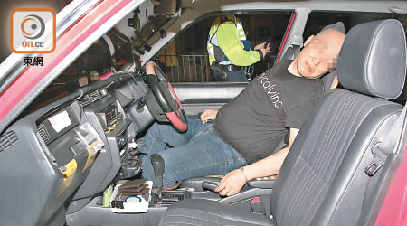 警員調查時，的士司機暈倒車內。（楊偉嶽攝）