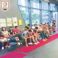 香港單車館<BR>近二十人排隊「執死雞」，僅六人成功。