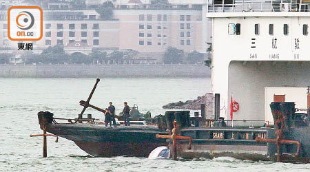 當年<br>去年九月，西貢清水灣對開海面，巨浪打翻釣魚舢舨，釀成一死兩傷。