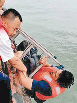 內地海事局人員（左）早前在亡命偷渡案中救起其中一名南亞人蛇（右）。（互聯網圖片）
