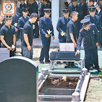 張耀升的遺體長眠浩園，同袍向其靈柩獻花。（梁耀榮攝）