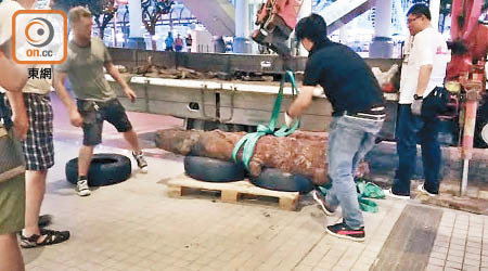 工作人員將打撈到的清朝大炮運往位於中環的香港海事博物館。（香港海事博物館提供）