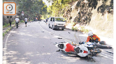 死者與所駕的電單車倒臥路上。（網民Kit Yu提供）