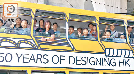 香港建築師學會打造兩輛主題電車邀清貧學生同遊看城市變遷。（林嘉成攝）