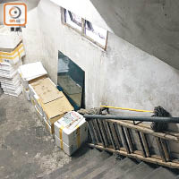 荃灣<BR>在荃灣一幢工廈，樓梯放有木梯及發泡膠箱。
