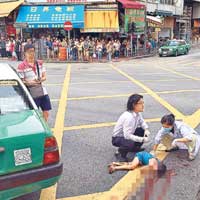 仁醫與護士檢查男童的傷勢，司機站在車旁。（互聯網圖片）