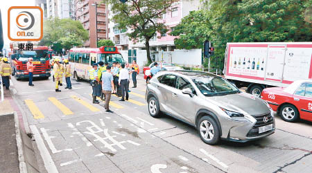 肇事小巴撞向前行私家車。