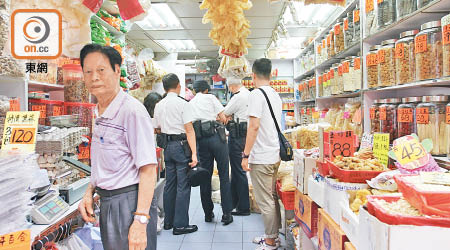 警方在案發參茸店內調查。（曾志恒攝）