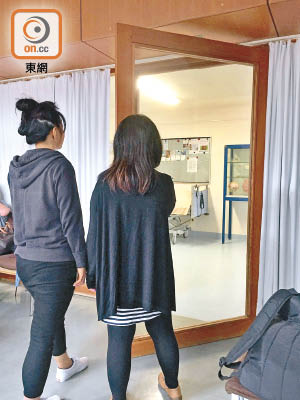 歐陽美芬（左）與Sylvia（右）在志堅的病房外探視。（受訪者提供）