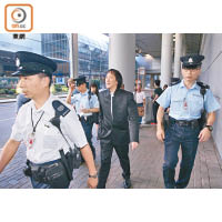 上海仔在機場由多名警員押走。（袁志豪攝）