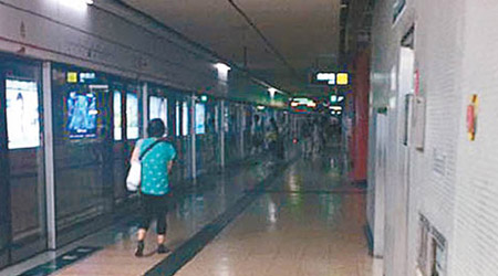 旺角站乘客在昏暗和焗熱月台候車。（互聯網圖片）