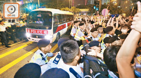 《經濟學人》發表文章，指香港警隊因前年佔領行動的處理手法漸失市民信任。（資料圖片）