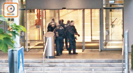 警員趕到奧林匹亞購物中心。（Ken Tsui提供）