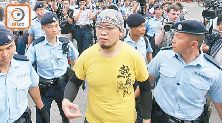 警方上門拘捕李政熙，控以一項普通襲擊罪。（資料圖片）
