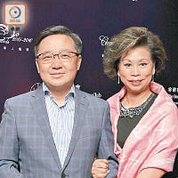 保良局前主席鄭錦鐘（左）與太太鄭關巧妍經常孖住出席公開場合，甜蜜過人。