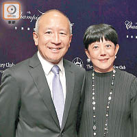 立法會前秘書長馮載祥（左）及太太馮馬潔嫻十分享受退休生活。