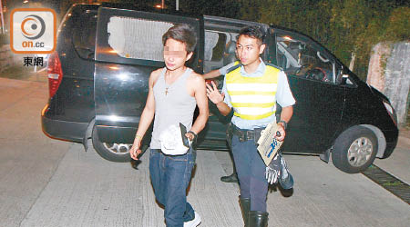 涉藥駕青年被警員拘捕。（楊日權攝）