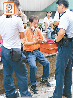 遇襲事主在現場急救。（林兆崙攝）