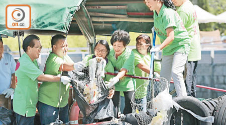 多個團體昨日清潔漂浮於香港仔避風塘的垃圾。（胡家豪攝）