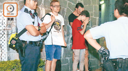 三名外籍青年被警方截獲。（沈厚錚攝）