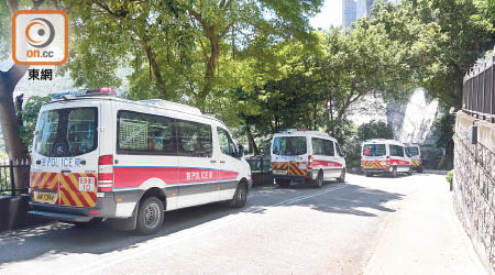 警員在跑馬地爆竊現場調查。（陳浩然攝）