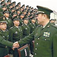 郭伯雄（右二）的上將軍銜遭剝奪。（互聯網圖片）