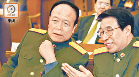 郭伯雄（左）與徐才厚在軍中是「拍住上」貪腐。（資料圖片）
