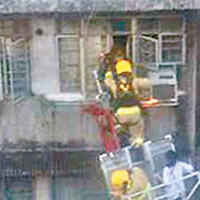 消防員升起雲梯拯救樓上住客。（互聯網圖片）