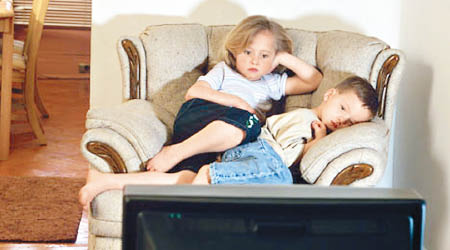兒童經常看電視，增日後患骨質疏鬆風險。（資料圖片）