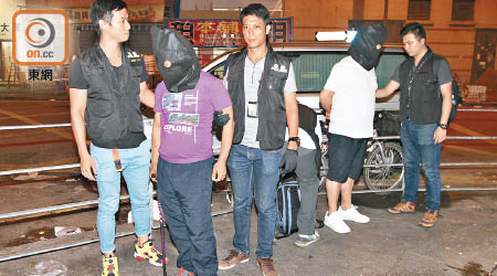 香港<br>被捕兩男子其中一人不良於行需持拐杖。（胡德威攝）