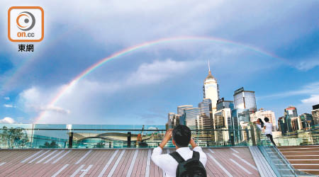 金鐘上空昨午出現「雙彩虹」，有市民即時拍下美景一刻。（高嘉業攝）