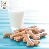 奶類含鈣質，授乳媽媽多飲用可防骨質疏鬆。（資料圖片）