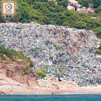 Gary早前到外伶仃島調查，發現沿岸斜坡堆滿垃圾，儼如「垃圾崖」。（資料圖片）
