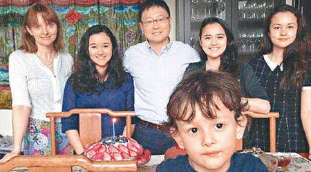 放棄連任議員嘅陳家洛（後中）將會多啲時間享受家庭樂。（互聯網圖片）