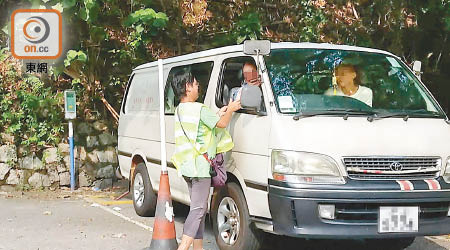 直擊「場務員」收錢實況<br>在天光道駕駛考試中心，有教車師傅遞一張百元紙幣給「場務員」。