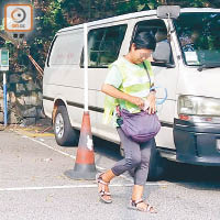 向教車師傅找贖後，「場務員」拿着錢離開車輛。