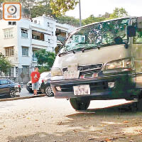 參加考試的車輛，需要在車頭掛上「駕駛考試」的鐵牌。