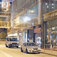 警方車輛通宵停泊在遠東金融中心外。（沈厚錚攝）