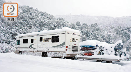 在美國，旅客可駕駛露營車穿州過省，欣賞風景。