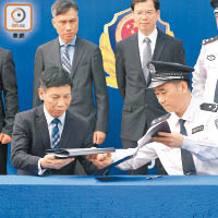 香港警方與內地公安代表，下午高調地在皇崗口岸舉行移交逃犯儀式。