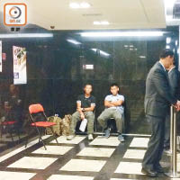 南韓駐港領事館的出入通道疑有便裝警員駐守。（李子強攝）