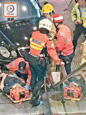 平治房車剷入廣場，傷者由消防員拯救。（讀者提供）