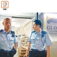 警方封鎖遇劫的寶石原料批發公司調查。（容惠玲攝）