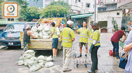 鯉魚門<BR>渠務署運送沙包到鯉魚門備用。（林兆崙攝）