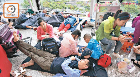 有乘客指港航未有提供食宿，只提供毛氈讓旅客席地而睡。（何天成攝）