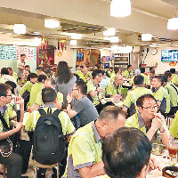 大批巴士車長於落波前到各區酒樓及茶餐廳飲茶，等候開工接載市民。（互聯網圖片）