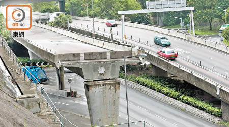 荃灣<br>位於荃青交匯處青荃路的「斷橋」閒置逾廿年。（羅錦鴻攝）